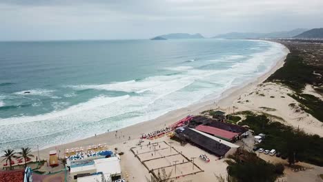 increíble vista aérea de la playa de joaquinha en brasil