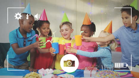 Tomar-Fotografías-De-Niños-En-Una-Fiesta-De-Cumpleaños-Con-Una-Cámara-Digital.