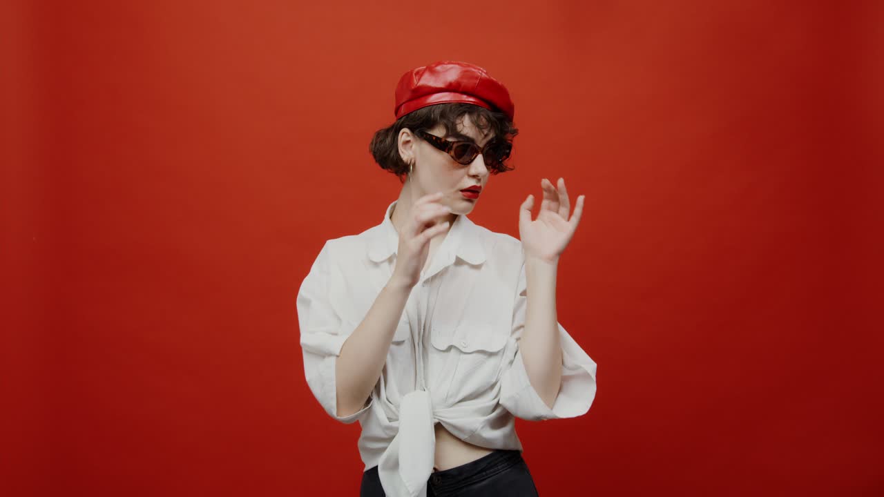 빨간 베레트와 선글라스를 입은 세련된 여성