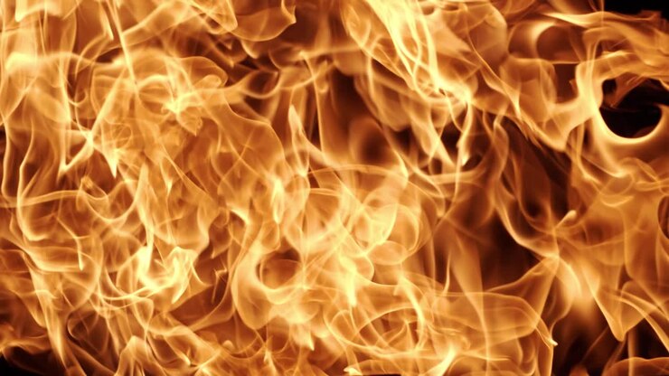 Fiamme di fuoco su sfondo nero al rallentatore. Ripreso con una telecamera super slow motion a 1000 fps