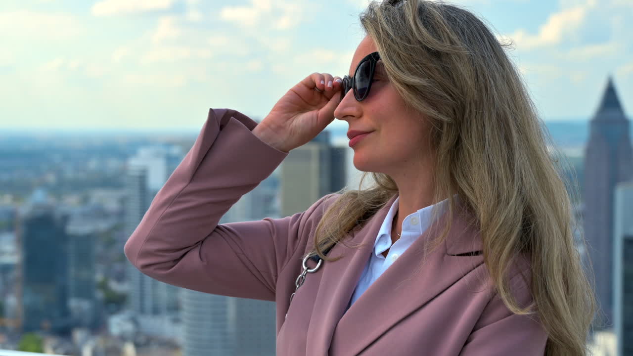 Blond kvinne ved Main Tower med observasjonsplattform i Frankfurt, Tyskland