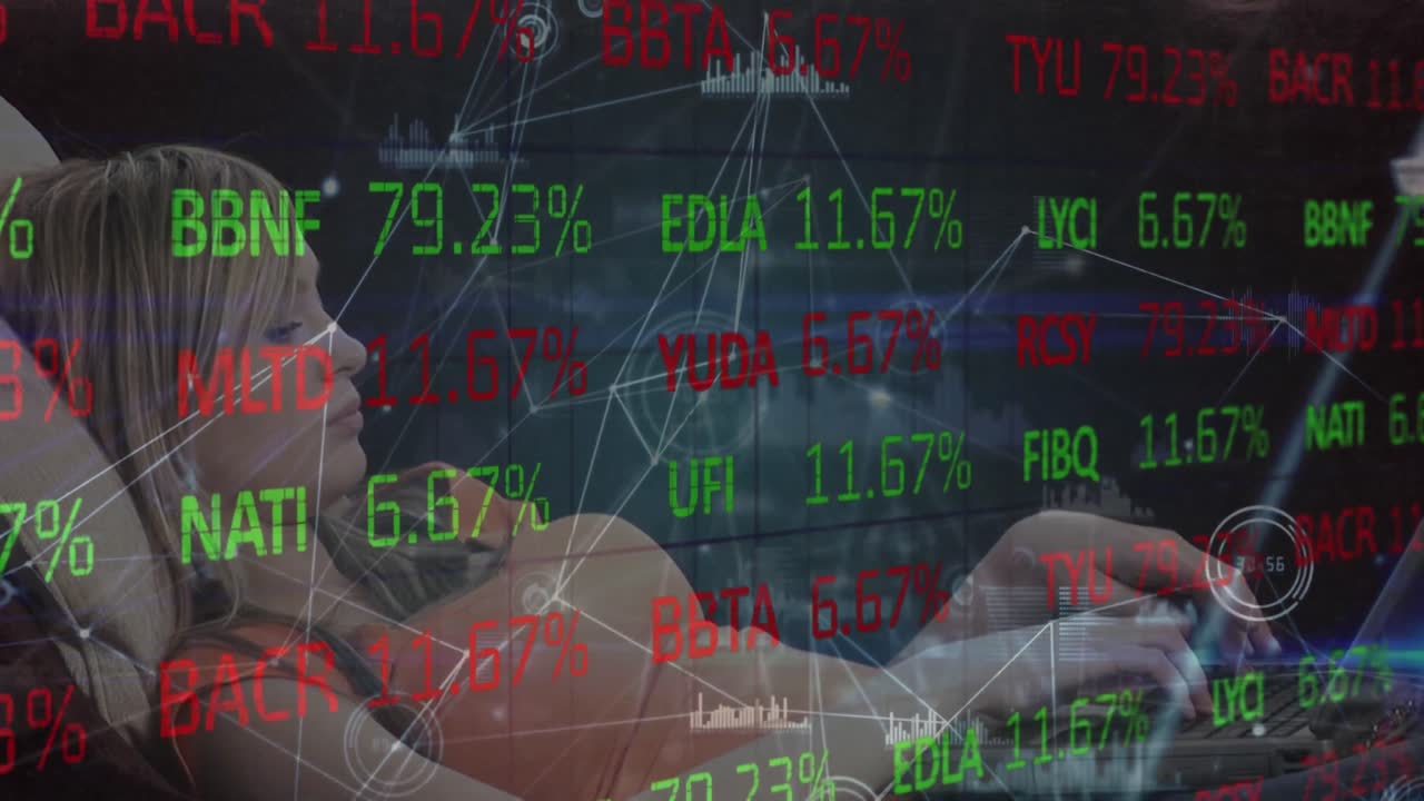 거래 보드의 애니메이션, 연결된 점과 그래프 아이콘, 노트북의 키보드에서 카우카시안 타이핑