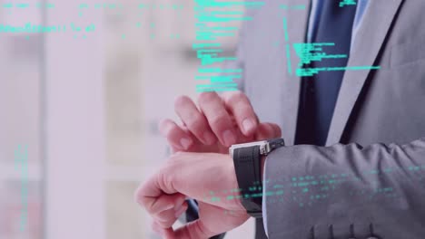 hombre usando un reloj inteligente y códigos de programa