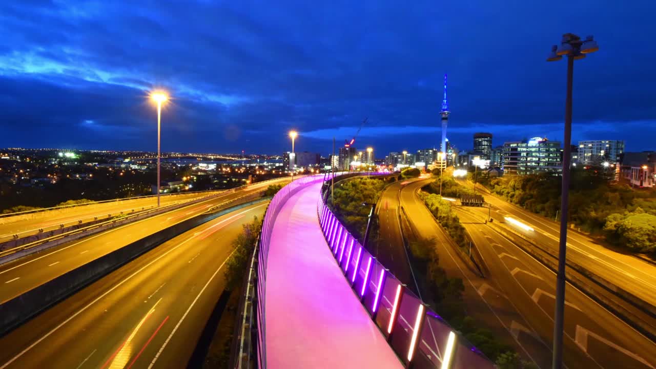 timelapse de auckland skycity y autopista por la noche