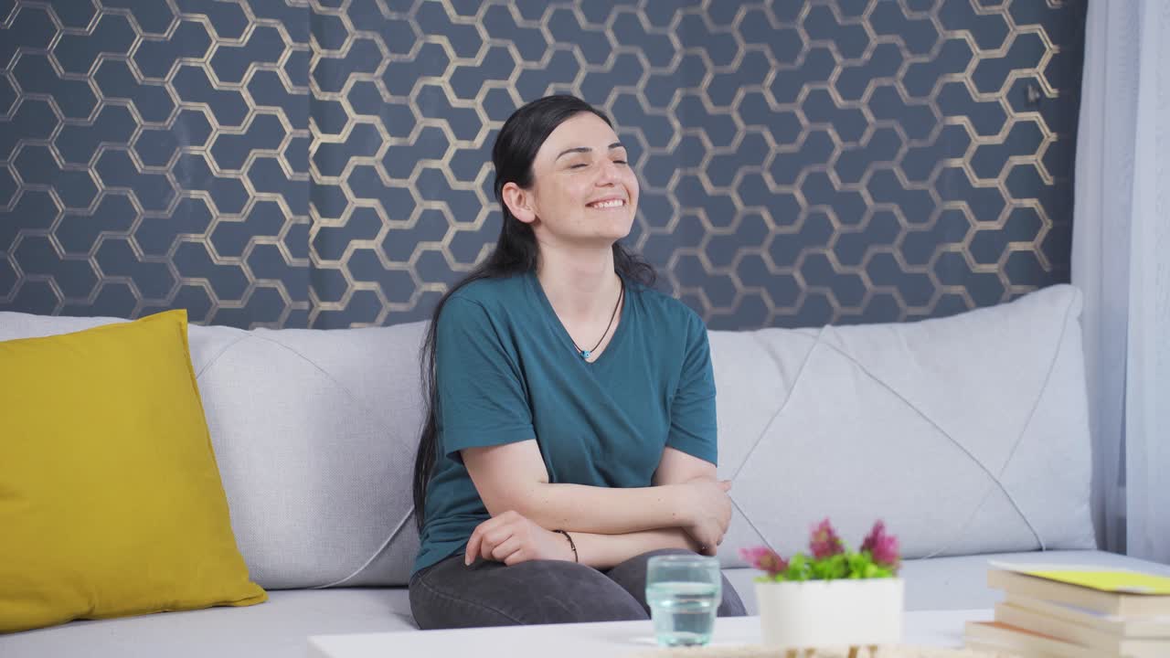 사랑에 빠진 여자는 연인을 생각하죠.