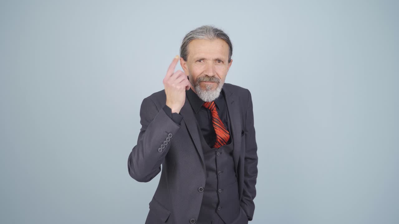 hombre de negocios mostrando su mente mirando a la cámara.