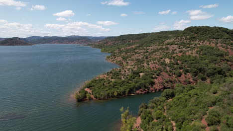 Lago-Salagou-Vegetación-Típica-Y-Suelo-Rojo-Toma-Aérea-Día-Soleado-Francia