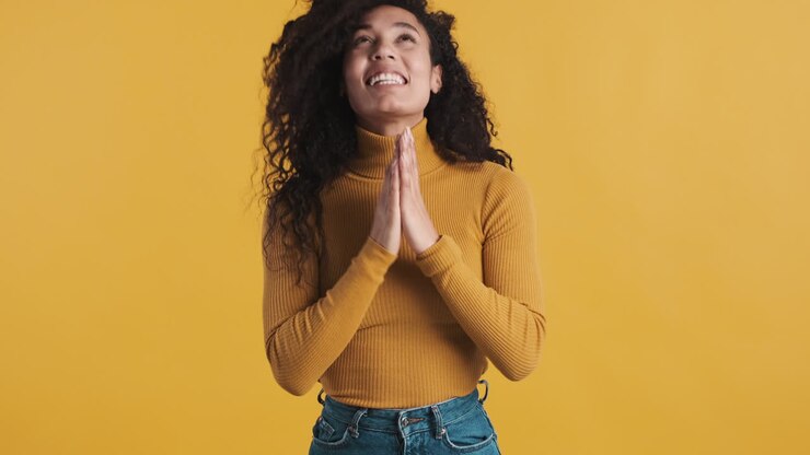 Donna afroamericana felice su sfondo arancione