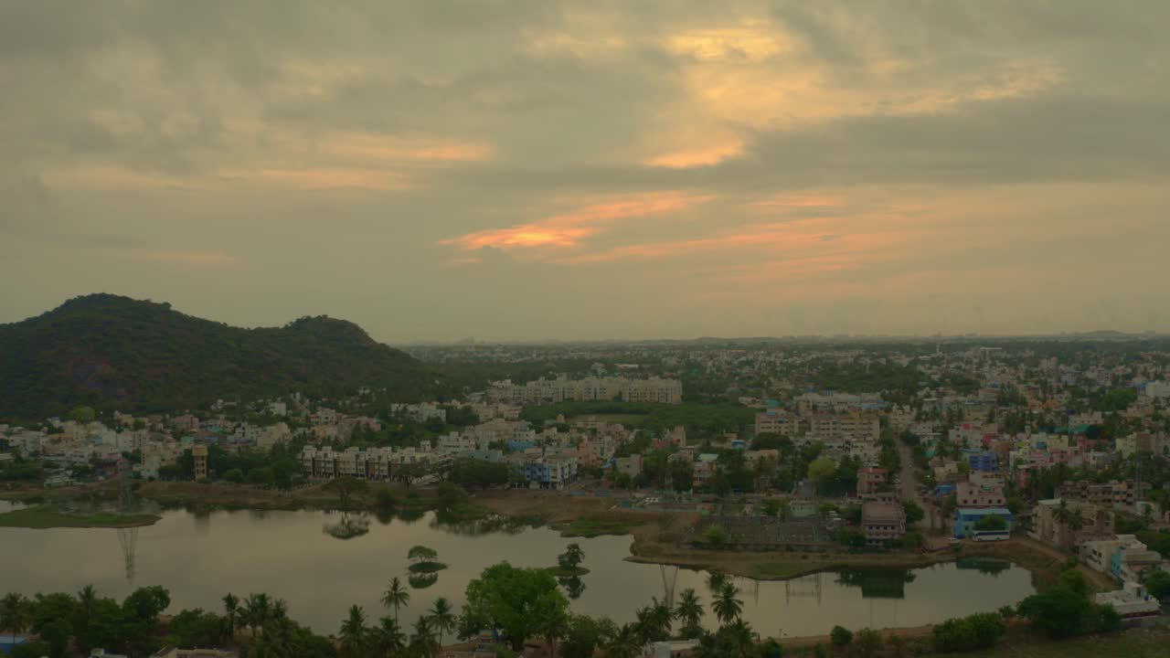 imágenes aéreas de un área urbana en el sur de la india tomadas en varias horas del día y durante el bloqueo