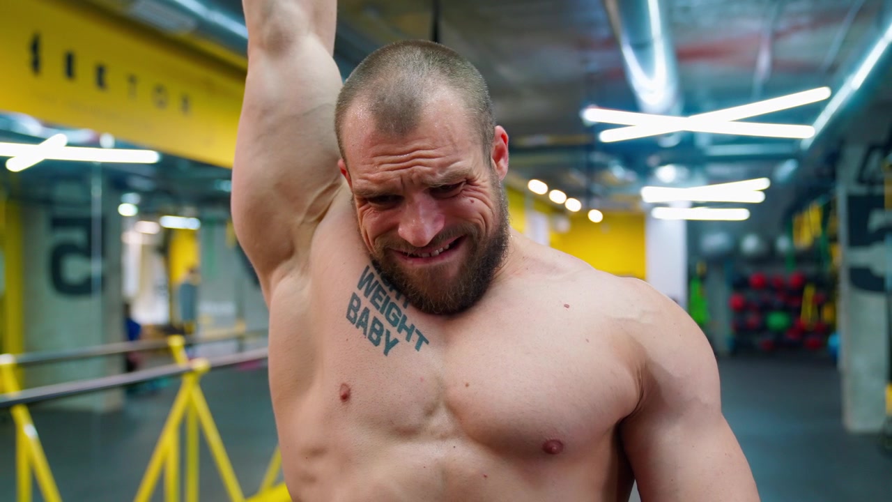 Spor Salonunda Kettlebell ile Efor Sarf Eden Sakallı Vücut Geliştirici