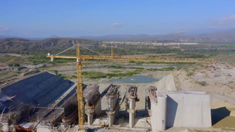 Turmdrehkran-Auf-Der-Baustelle-Des-Monte-Grande-Dam-In-Barahona,-Dominikanische-Republik