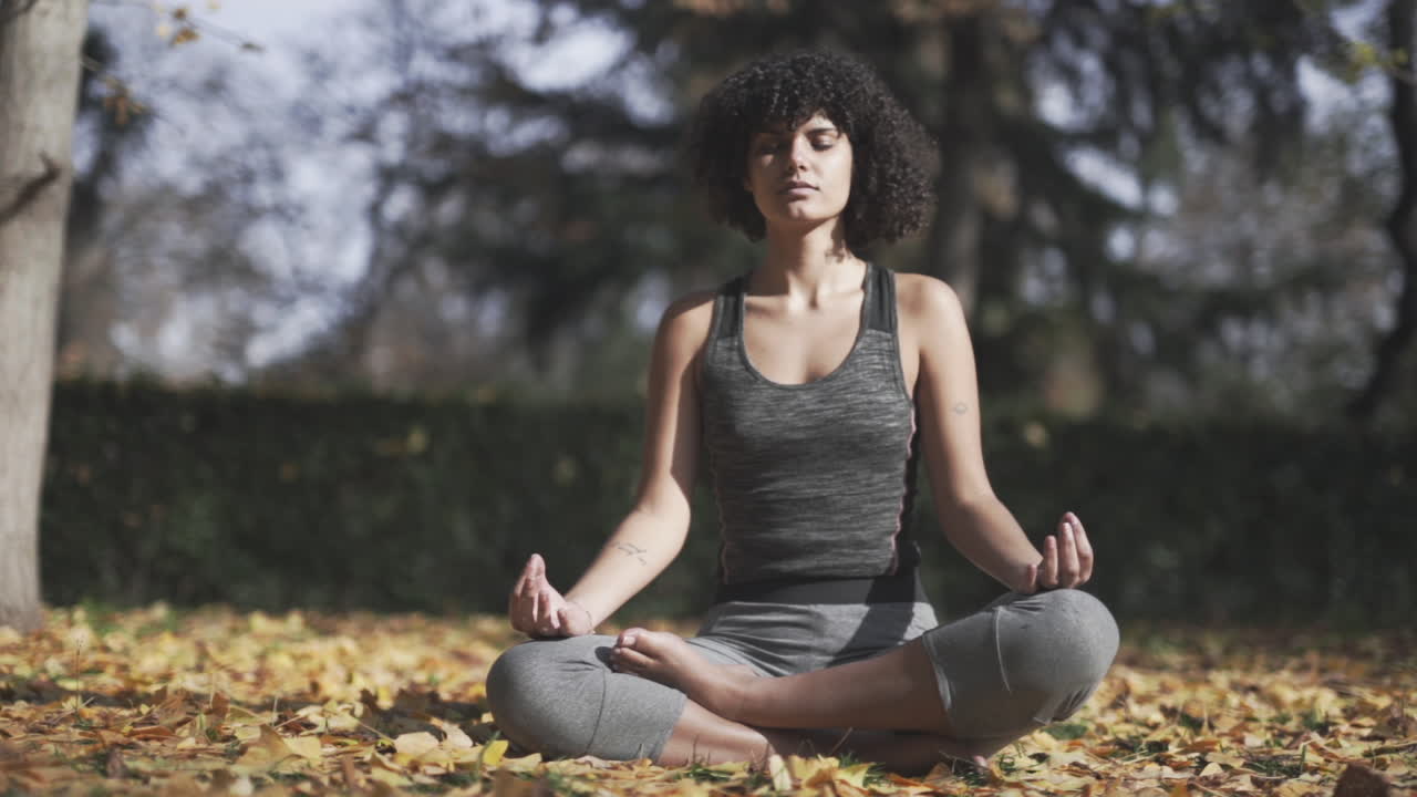 meditación autocurativa de yoga por una mujer negra en la temporada de otoño
