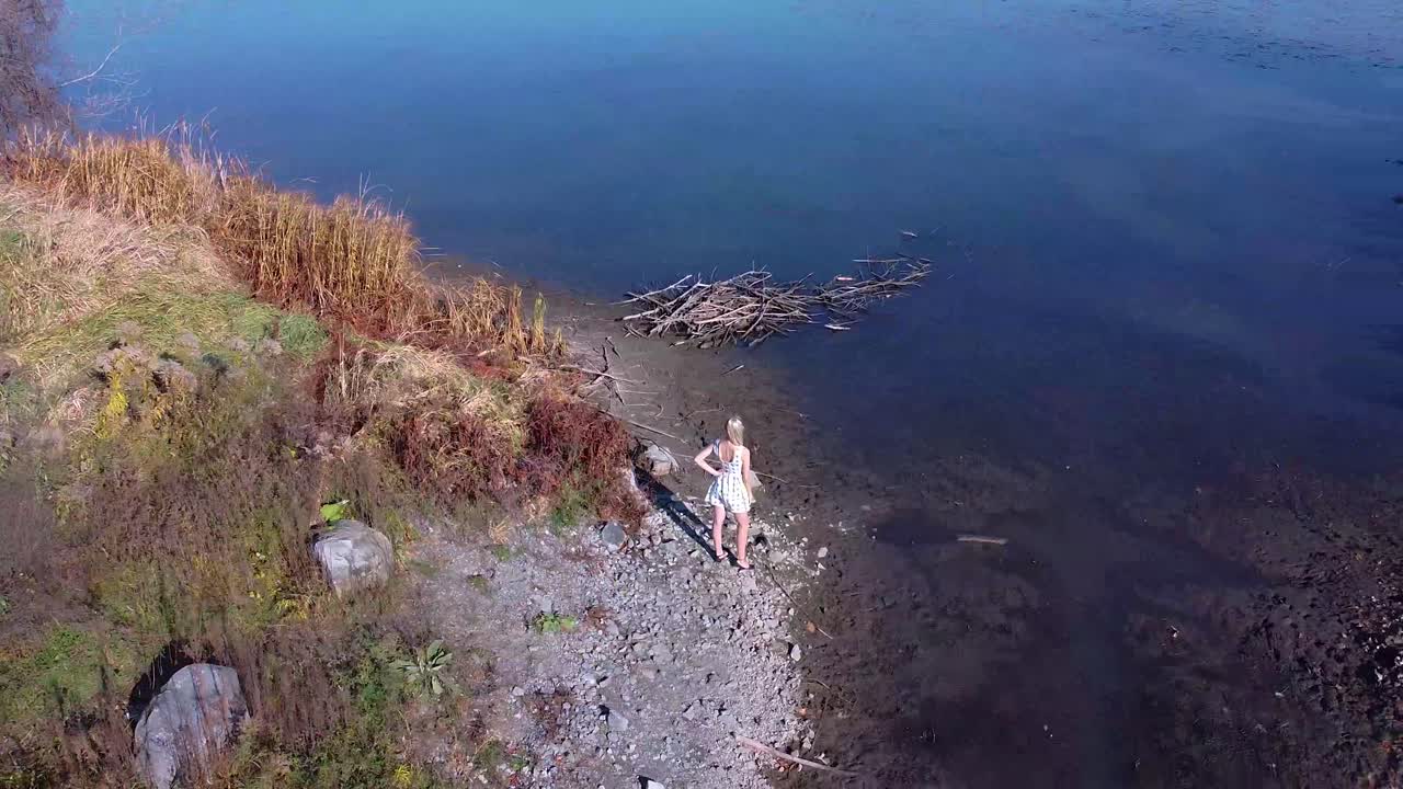 호수를 향해 들판을 바라보는 젊은 여성들의 공중