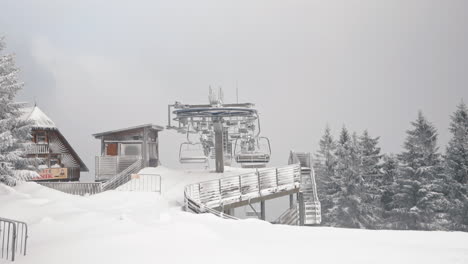 estación de esquí cerrada en kohutka cubierta de nieve, nadie en el remonte