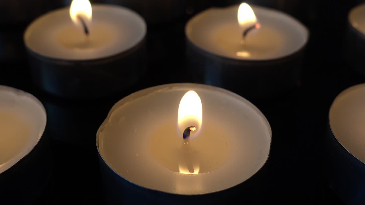 Candele su sfondo nero