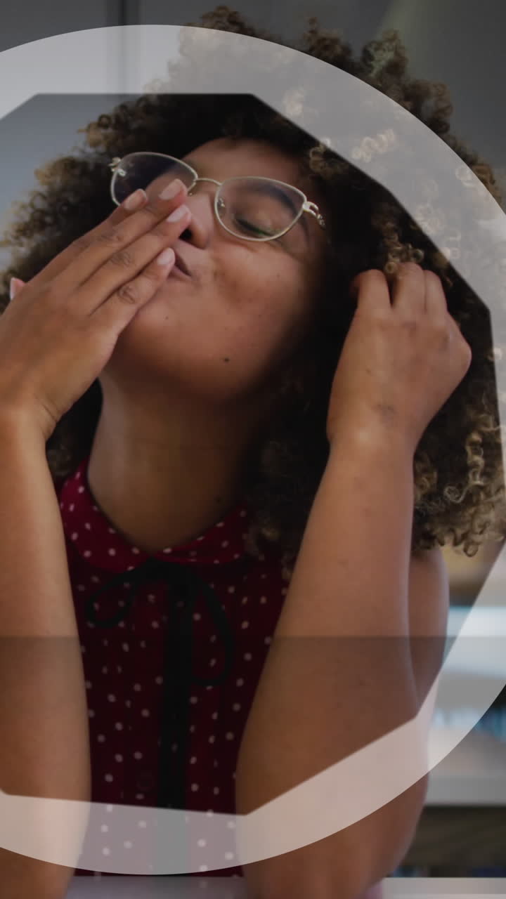 animación del círculo sobre una feliz mujer biracial con vino haciendo una videollamada