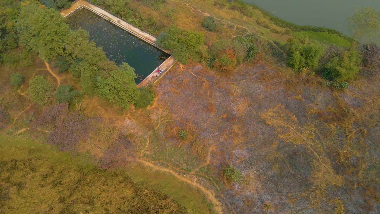 vista aérea de una antigua piscina abandonada rodeada de naturaleza en india