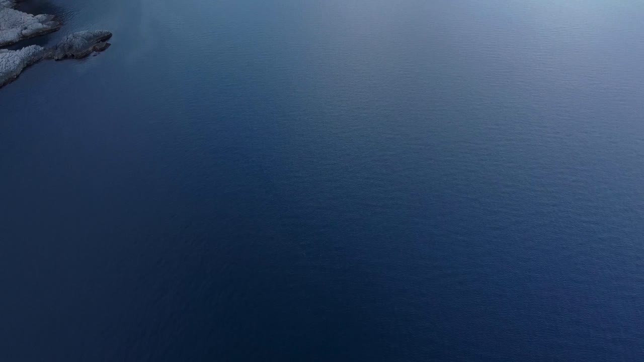 在nesland海岸的海洋上空飛翔, 看看水, 然後轉動相機來看到山脈.