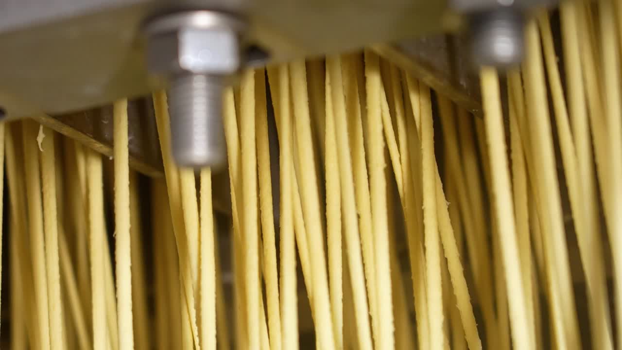 fideos en tiras en un procesador industrial