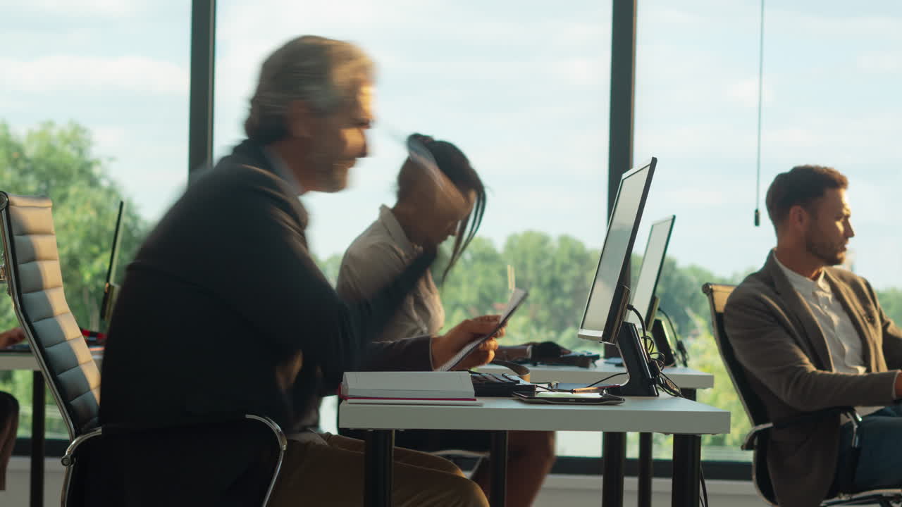 바쁜 사무실 장면