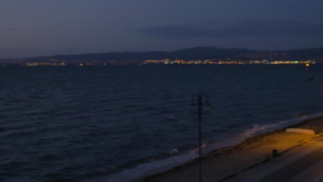 pareja mirando al mar desde el balcón del hotel por la noche