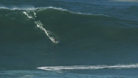 cámara lenta de un surfista de olas grandes caio montando una ola monstruosa en nazaré, portugal