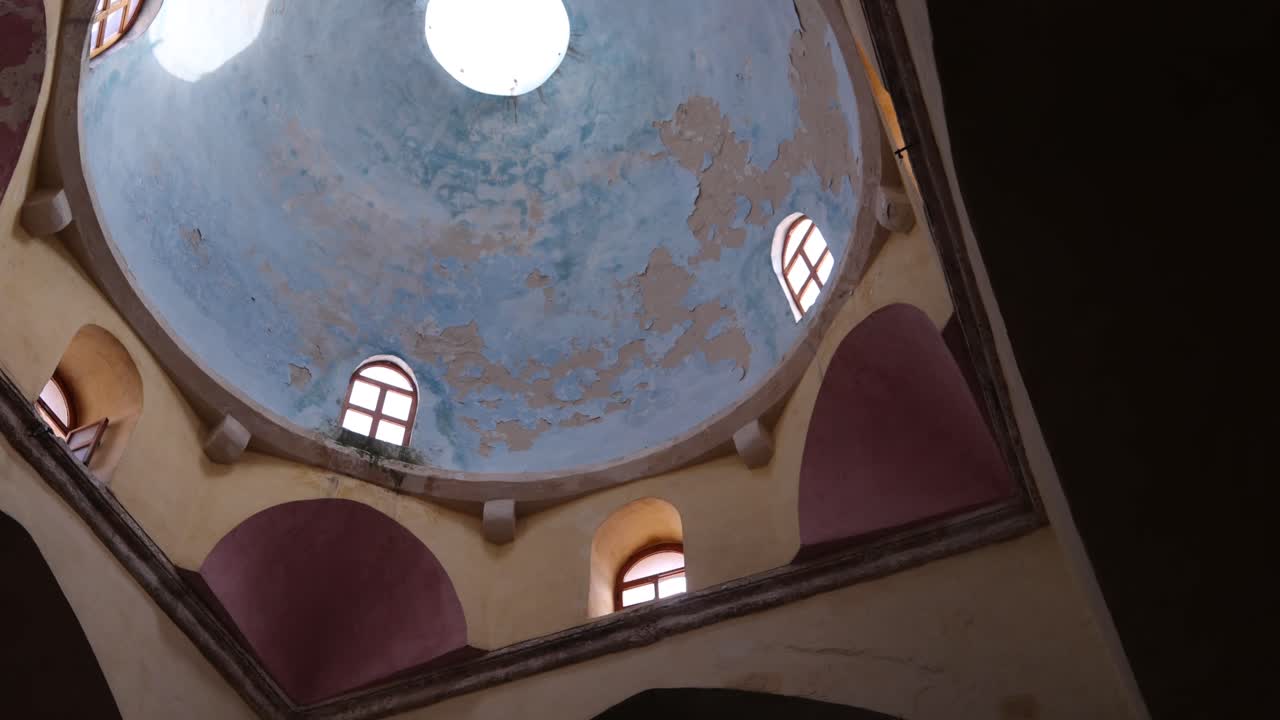 fotografía interior de la cúpula azul de una mezquita en trípoli, norte del líbano