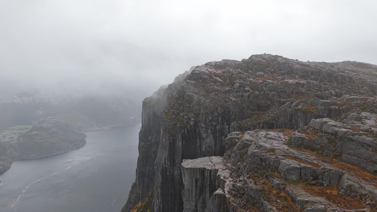 Luftfoto af den ikoniske Preikestolen og stejle fjordklipper i Norge.