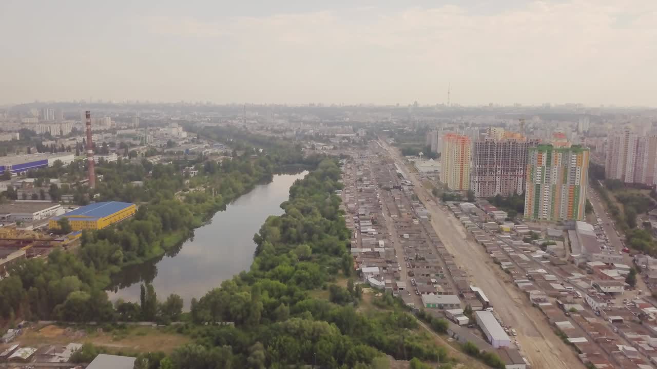 las afueras de una megaciudad. paisaje de la ciudad. vista aérea. área residencial de kiev, ucrania