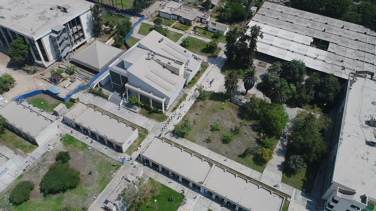 video aéreo hecho con avión no tripulado de un lugar de elecciones para la presidencia y el congreso en perú