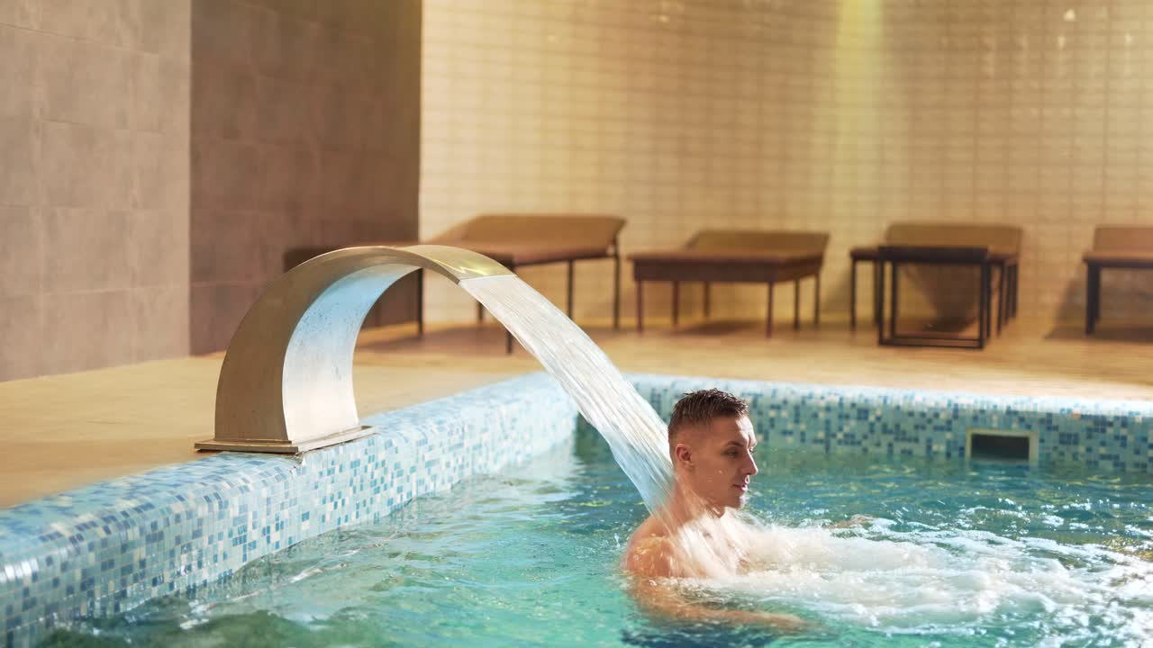 샤워 스파에서 스포티 한 남자