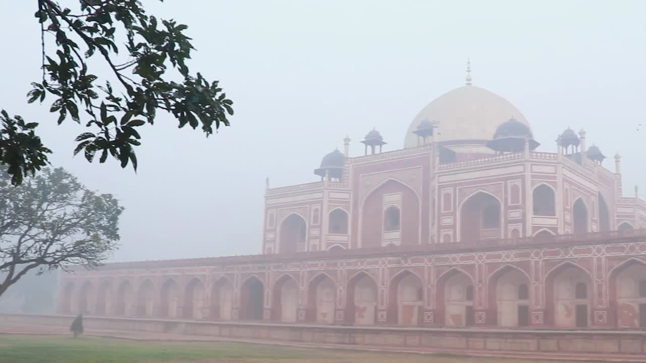 la tomba di humayun al mattino nebbioso da una prospettiva unica è stata scattata a delhi india