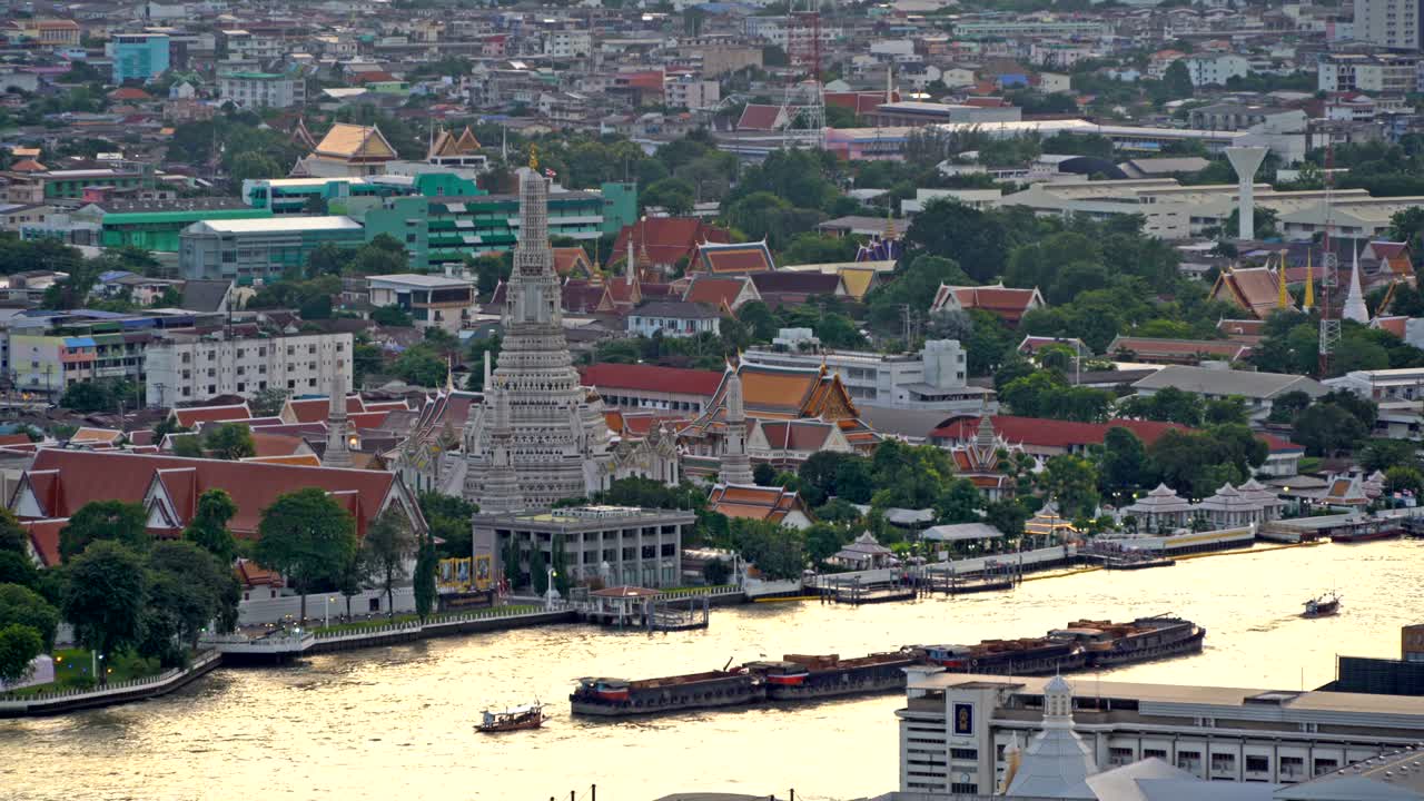 templo del amanecer con el río chao phraya al atardecer en la ciudad de bangkok, tailandia. templo budista.