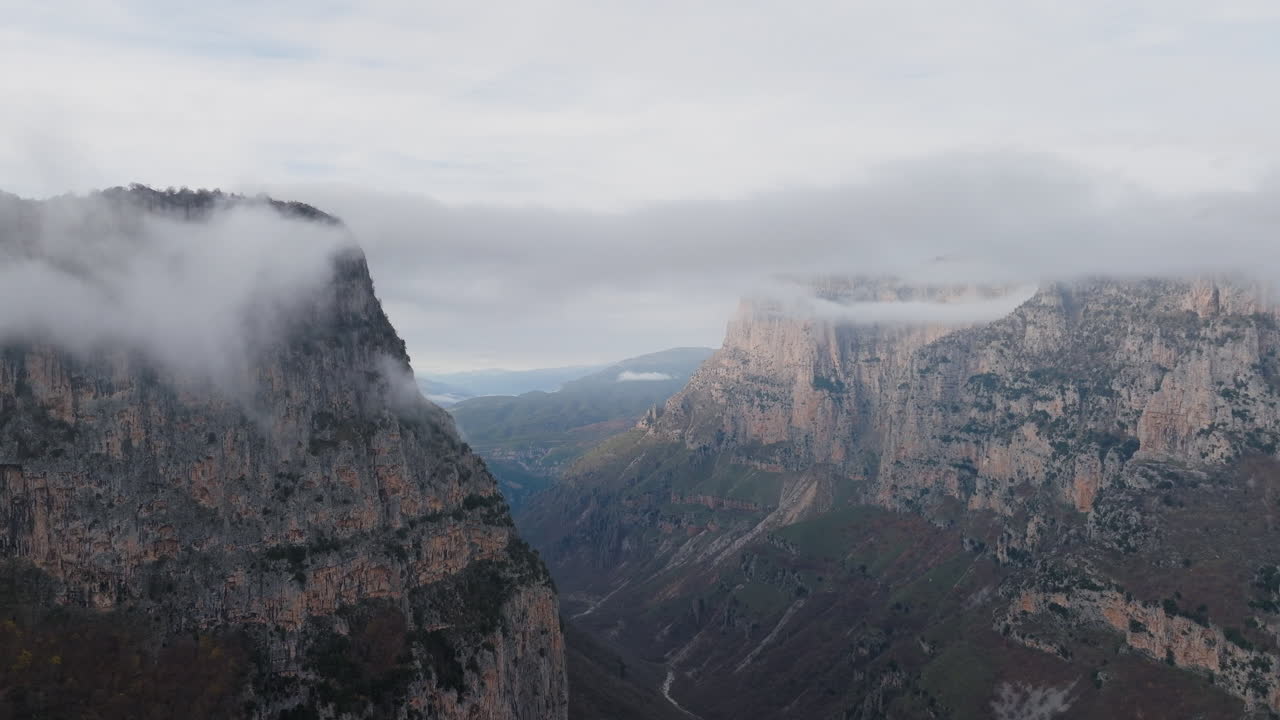 Desfiladeiro de Vikos Montanhas Pindo no noroeste da Grécia natureza aérea por drone.