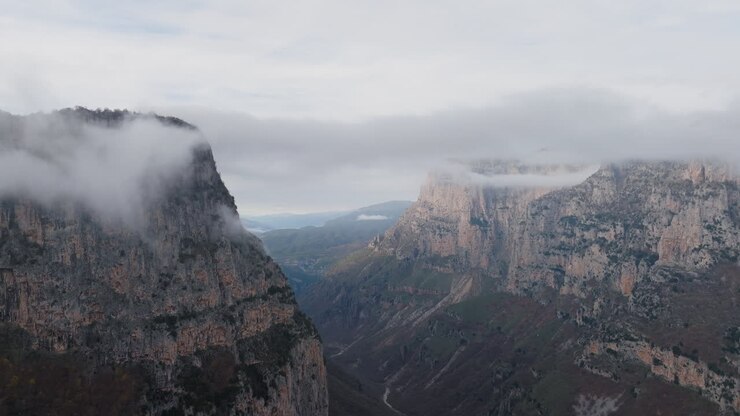 Desfiladeiro de Vikos Montanhas Pindo no noroeste da Grécia natureza aérea por drone.