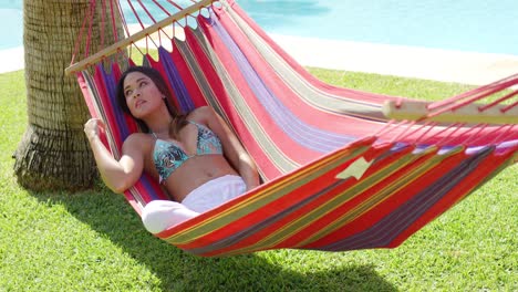 mujer joven relajada en una hamaca colorida