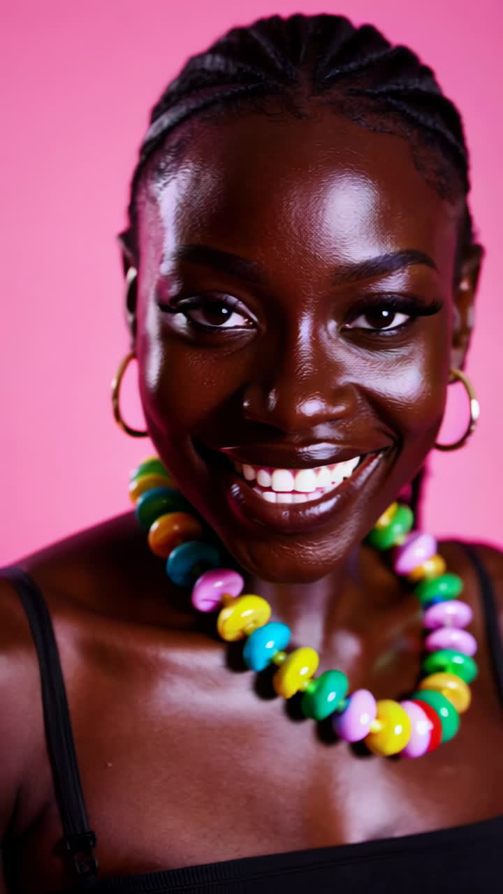 Donna di colore sorridente con perline colorate