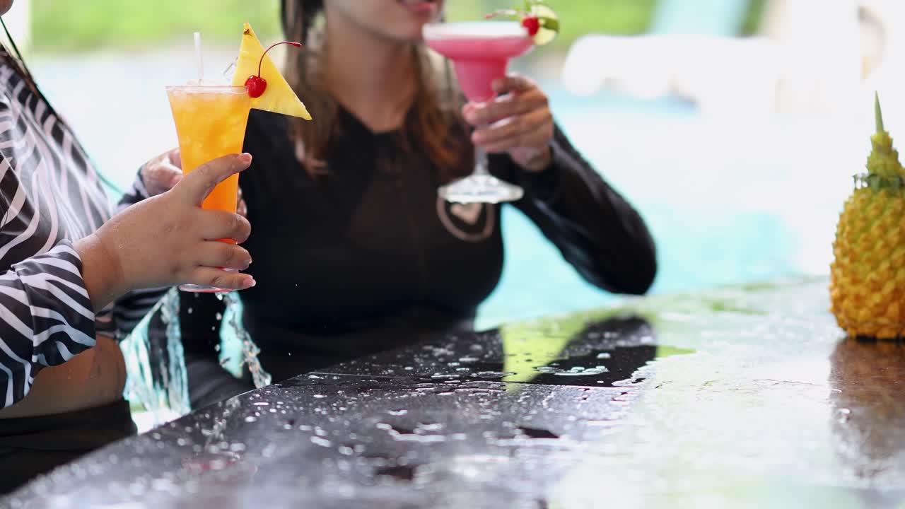 친구들이 수영장 에서 테일을 즐기고 있습니다.