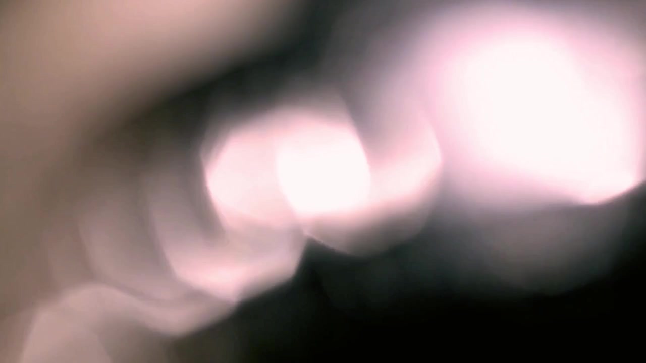 Perdite di luce astratte ed effetti bokeh su sfondo scuro.