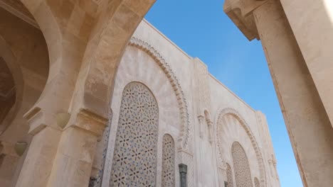 Vista-Del-Arco-Fuera-De-La-Puerta-Principal-De-La-Mezquita-Hassan-II,-Casablanca