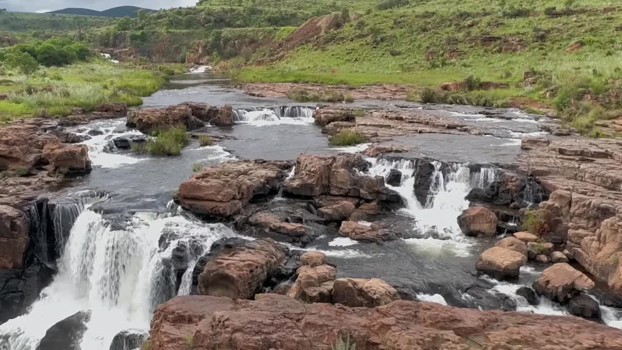 Filmato aereo in HD a rallentatore (50fps) ripreso con drone del paesaggio circostante e delle piccole cascate lungo il fiume Blyde a Graskop, Mpumalanga, Sudafrica.
