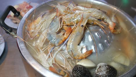 cocina tailandesa de mariscos en olla caliente camarón de río y almejas