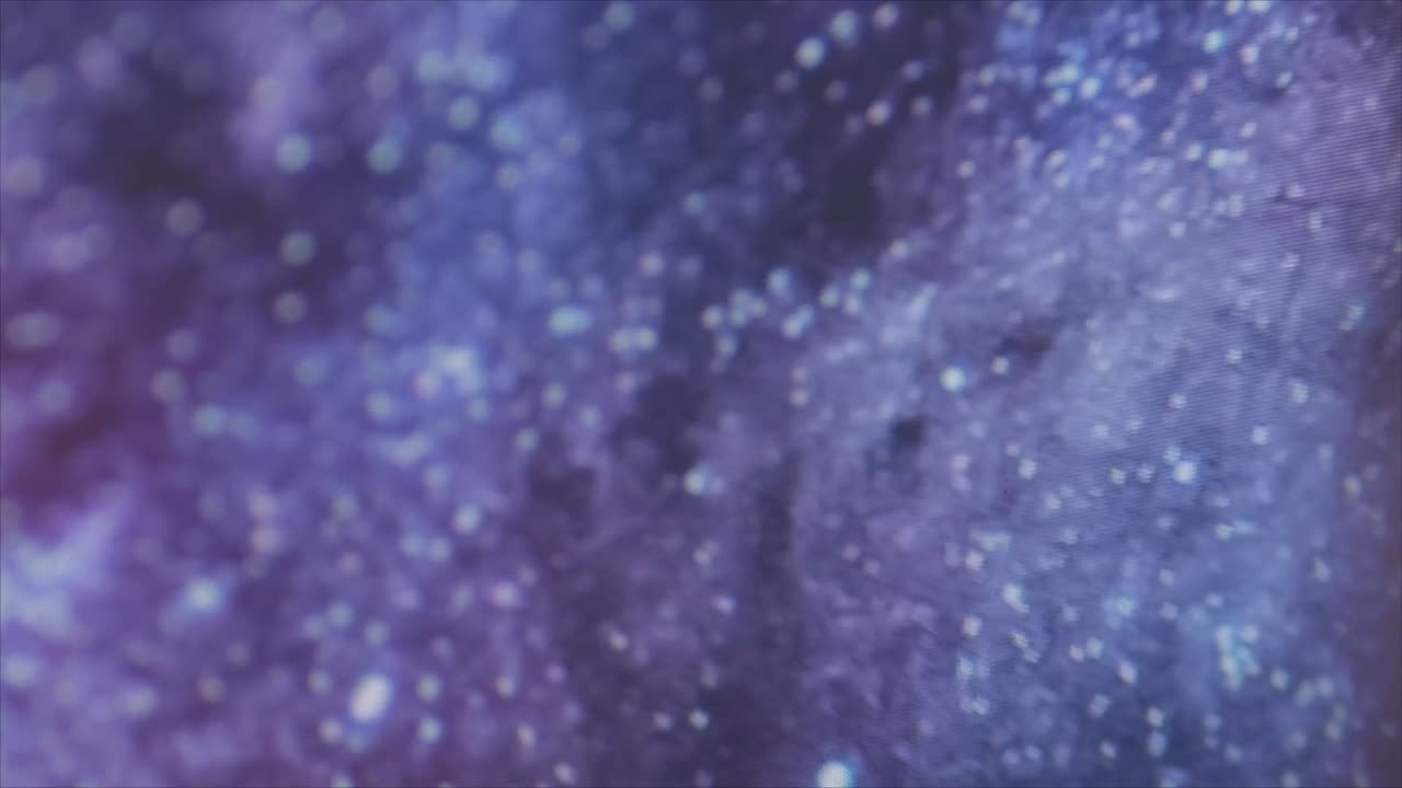 Glimtende abstrakte bokeh-lys på en lilla og blå baggrund