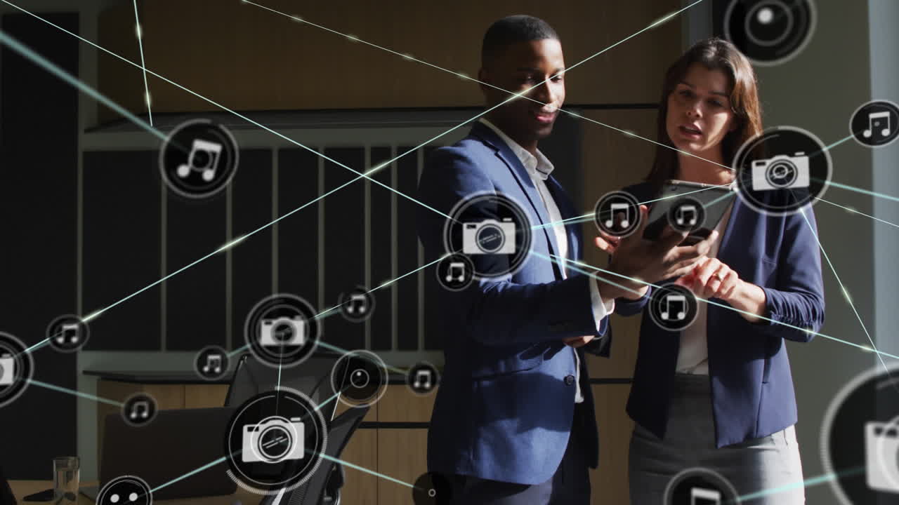 cámaras y iconos de música conectando con líneas sobre compañeros de trabajo multirraciales discutiendo sobre pc digital