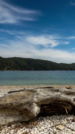 Wilder-Strand-In-Griechenland-In-Vertikaler