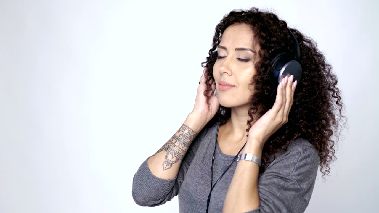 mujer con auriculares escuchando música bailando