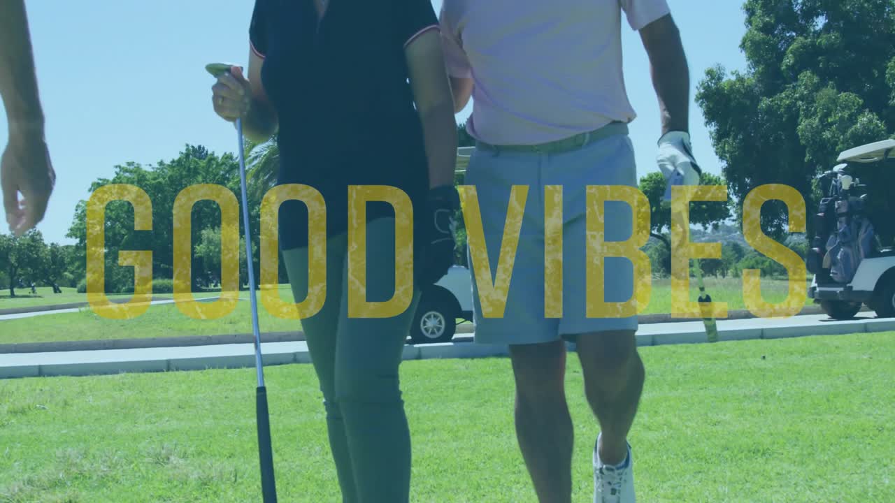 Uomo e donna che camminano sul fairway, presentando sovrapposizioni di dati sportivi con icone di guanto da golf e carrello.