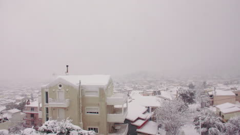 atenas grecia manta rara inusual cubierta de nieve sobre los edificios de la ciudad suburbio residencial