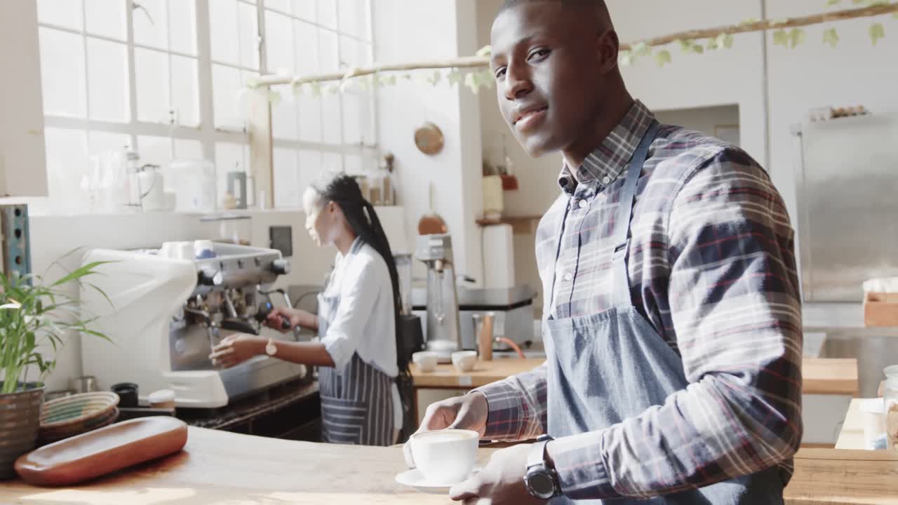 retrato de un feliz dueño de una cafetería afroamericano en el trabajo, cámara lenta