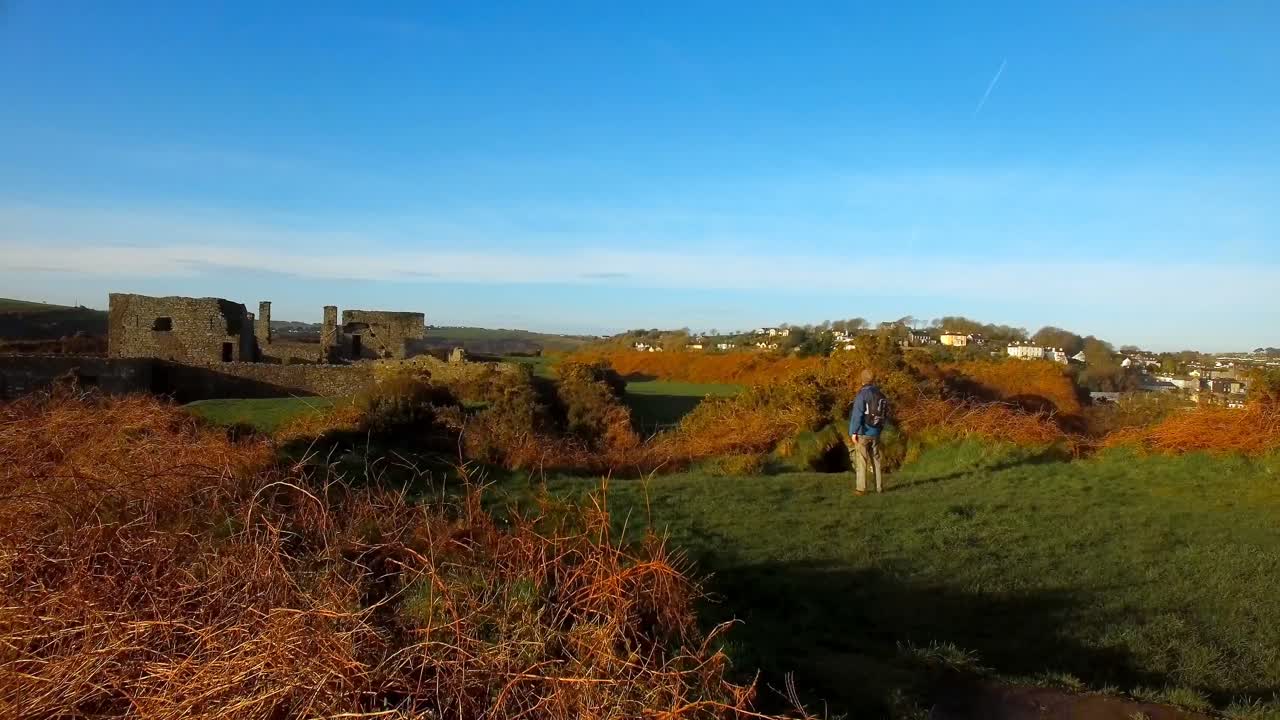 excursionista masculino haciendo senderismo en el campo 4k
